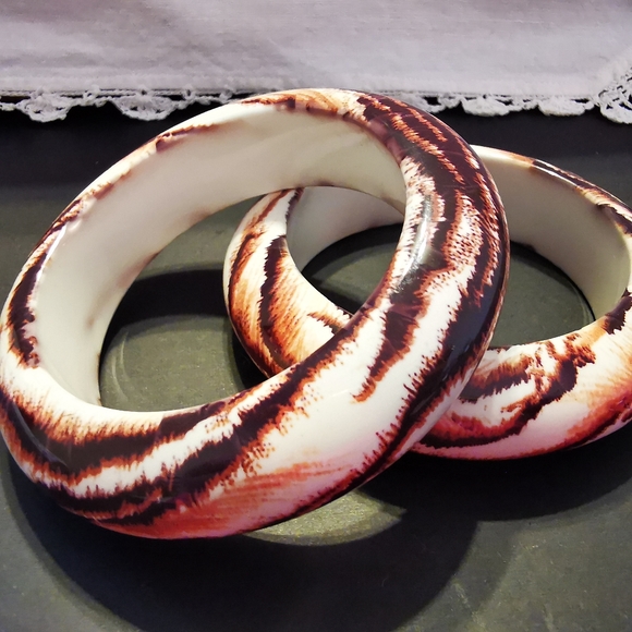 Pair of Chunky Domed Animal Tiger Print Plastic Bangle Bracelets - Picture 4 of 16